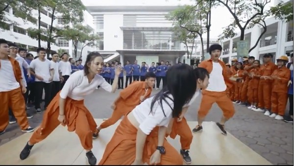 Nhảy flashmob là phải ‘chất’ như sinh viên Đại học Xây dựng trong clip này
